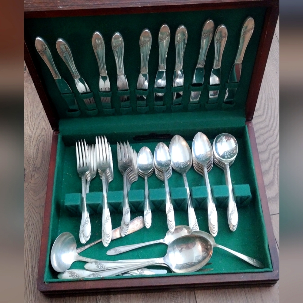 Antique 1938 Wm Rogers Silver Plate Flatware Set in Devonshire Pattern in Box